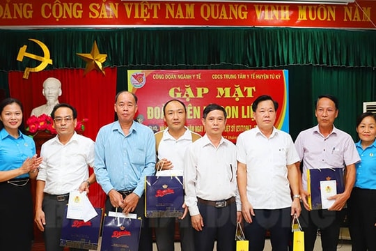 Công đoàn ngành y tế thăm, tặng quà 57 gia đình liệt sĩ