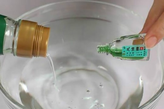 Dầu gió trộn giấm trắng - khắc tinh của mùi hôi
