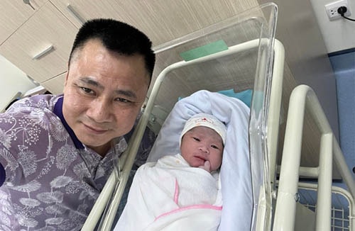 Tự Long xúc động làm thơ đón con trai chào đời