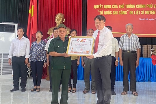 Trao bằng "Tổ quốc ghi công" cho thân nhân 9 liệt sĩ ở Thanh Hà