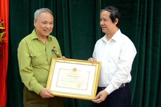 Cụ ông 82 tuổi đỗ tốt nghiệp THPT nhận bằng khen của Bộ trưởng Giáo dục và Đào tạo