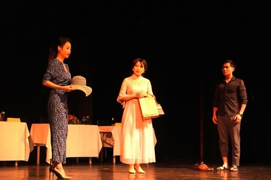Youth Theatre reimagines classic Norwegian play 'Hedda Gabler'