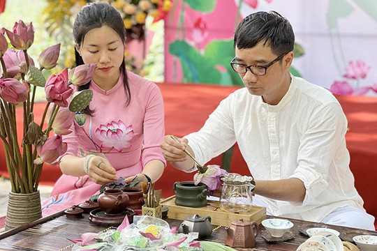 About 5,000 turns of visitors attend Kiep Bac Lotus Tea Culture Week