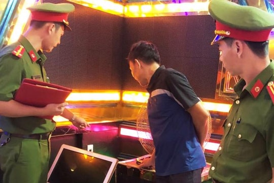 Người dân đặt hoa lên tượng đài để tri ân 3 chiến sĩ cảnh sát Phòng cháy chữa cháy hy sinh