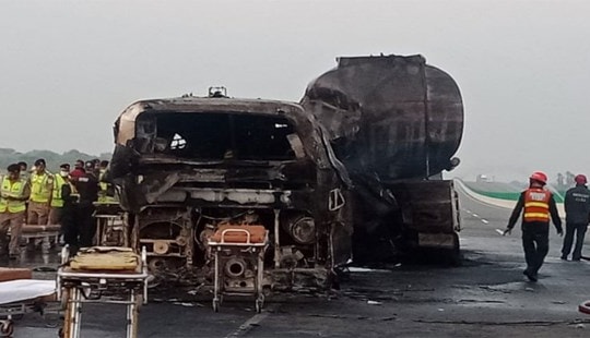 Pakistan: Xe buýt va chạm với xe bồn chở dầu, ít nhất 20 người thiệt mạng