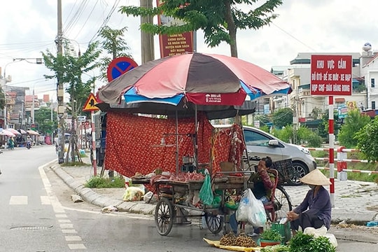 Bán hàng ngay dưới biển cấm họp chợ