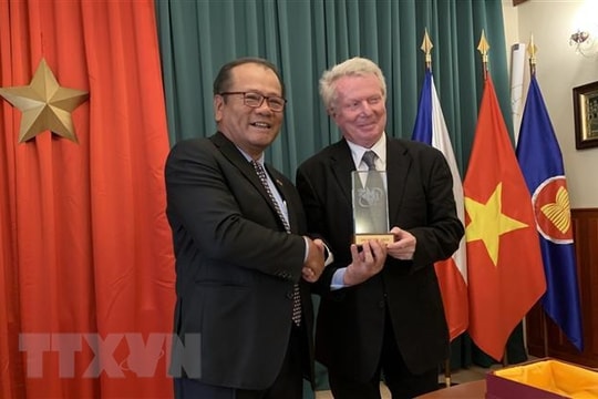 Trao Giải thưởng toàn quốc về thông tin đối ngoại cho nhà văn Séc