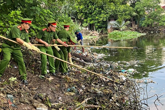 Thanh niên Công an tỉnh thu gom gần 9 tấn rác trên hệ thống kênh Bắc Hưng Hải