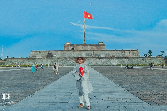 Chàng trai "mê xê dịch" mang áo dài truyền thống đi khắp đất nước