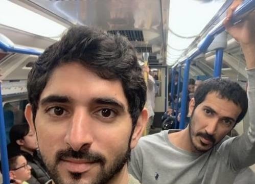 Thái tử Dubai mặc thường phục đi tàu điện ngầm ở London