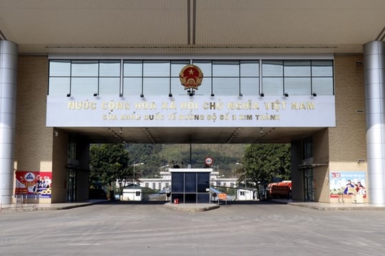 Hơn 1.000 phương tiện chở hàng "mắc kẹt" tại cửa khẩu Lào Cai