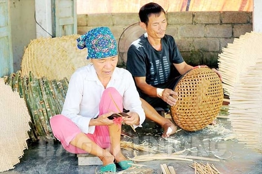 Người cao tuổi gìn giữ nghề mây tre đan