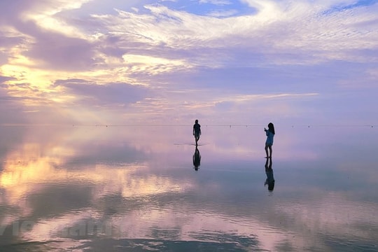 Trắng đêm săn ráng bình minh trên "biển vô cực" ở Thái Bình