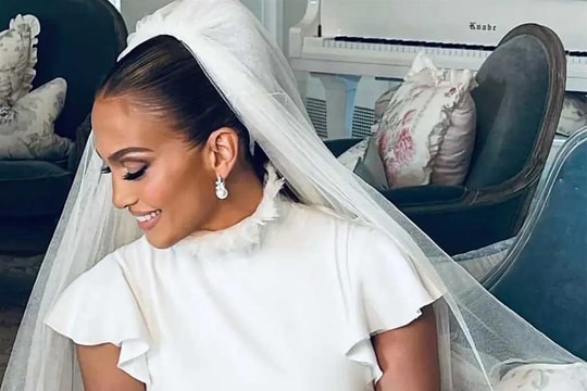 Ảnh cưới đẹp như mơ của Jennifer Lopez khi làm cô dâu ở tuổi 53