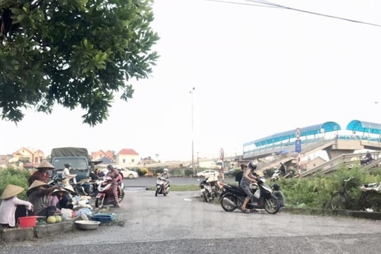 Bán hàng ngay lối đi lên cầu vượt quốc lộ 5