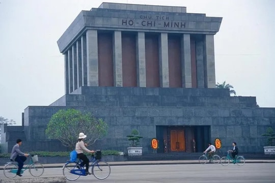 Quảng trường Ba Đình những năm 1980-1990 qua ống kính quốc tế