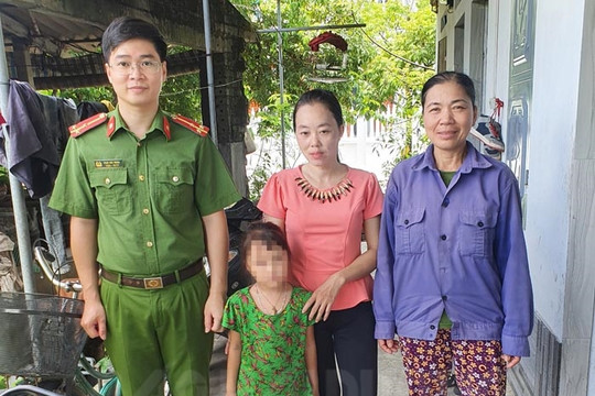 Công an xã giúp trẻ đi lạc trở về nhà