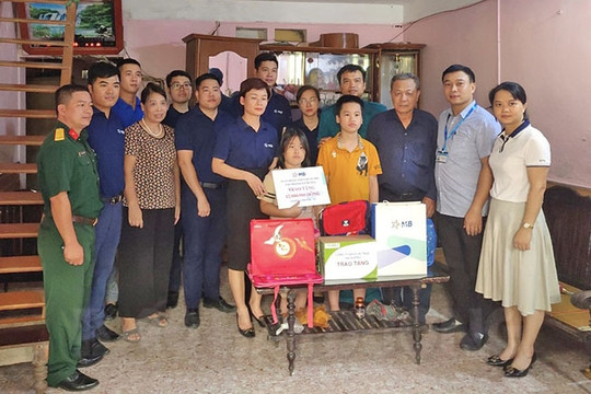 Hỗ trợ học sinh nghèo đến trường