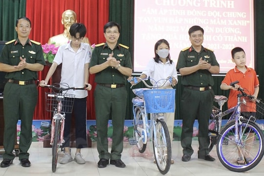 Ban Chỉ huy quân sự TP Hải Dương tặng quà học sinh nghèo vượt khó