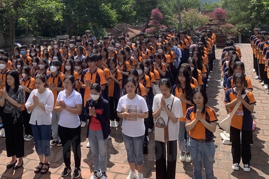 Hàng nghìn du khách tham quan các di tích trong tỉnh 