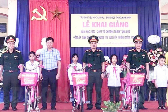 Ban Chỉ huy quân sự Kinh Môn, Tứ Kỳ tặng xe đạp cho học sinh khó khăn