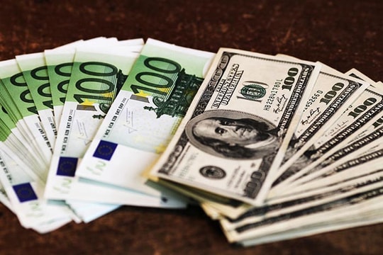 Đồng euro giảm xuống mức thấp nhất so với đồng USD trong 20 năm 