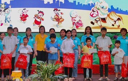 Hội Phụ nữ huyện Gia Lộc tặng quà trẻ em khó khăn