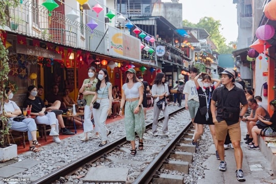 Du khách tấp nập check-in "xóm cà phê đường tàu" Hà Nội