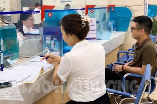 Khi ngân hàng "bán bia kèm lạc" 