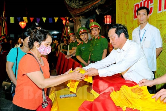Thousands of locals, visitors attend night seal opening, seal mark granting ceremonies at Kiep Bac temple