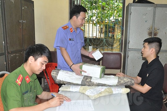 Khởi tố, bắt giam đối tượng tàng trữ, sử dụng trái phép vũ khí quân dụng