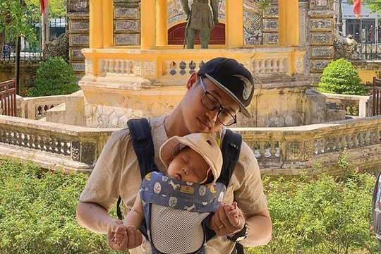 Bé 4 tháng theo bố mẹ vi vu 14 ngày, bộ ảnh "vừa đi vừa ngủ" nhận bão like