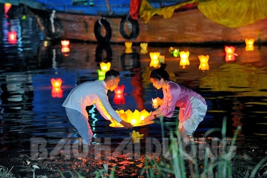 [Video] Sacred, shimmery peace praying ceremony, colored lantern festival