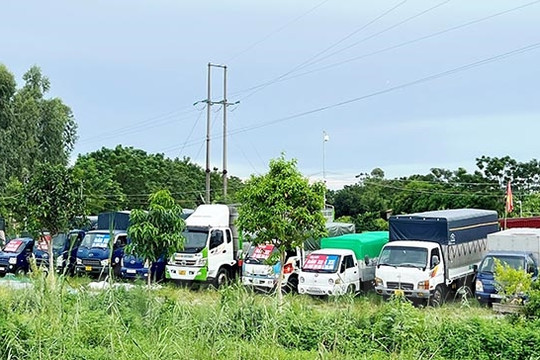 San lấp hành lang kênh Đĩnh Đào làm bãi đỗ xe
