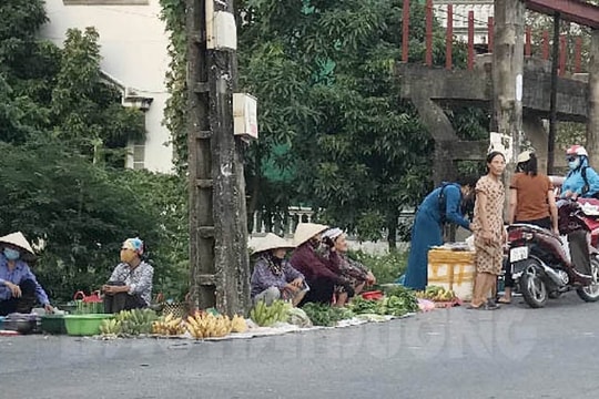 Họp chợ tại cầu Nam Khê gây mất an toàn giao thông