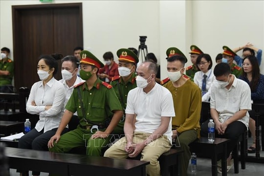 Phạt tù hai cựu cán bộ công an, tịch thu số tiền "chạy án"