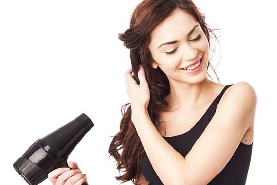 Làm thế nào để sấy tóc mà không lo tóc hư rối?