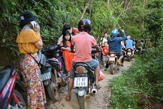 Đường vào điểm check-in mùa lúa chín Mù Cang Chải ùn tắc ngày cuối tuần