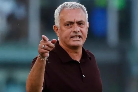 Mourinho nhận thẻ đỏ vì chạy vào sân mắng trọng tài