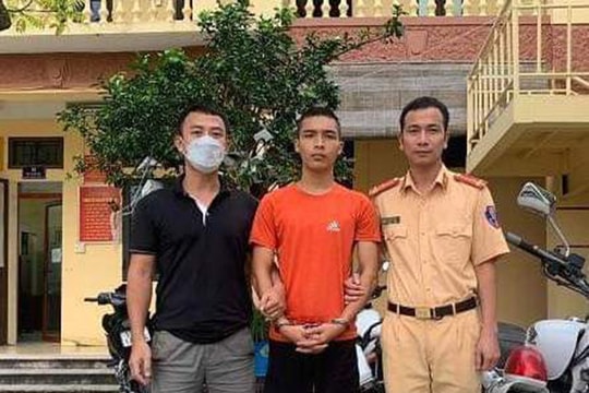Lấy trộm bình ắc quy rồi trèo lên nóc nhà văn hóa thôn ngủ