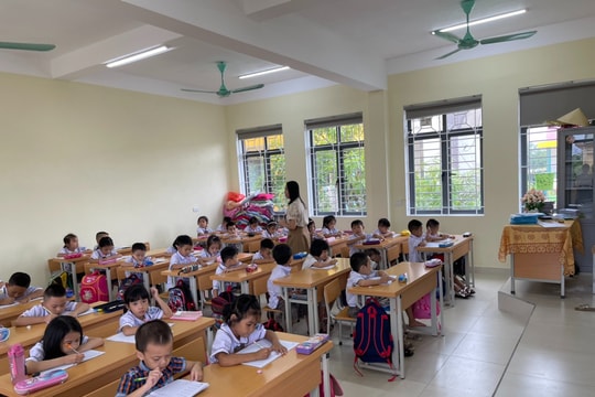 Đầu năm chưa kịp vận động xã hội hóa, hiệu trưởng "mượn" bàn ghế mới cho lớp 1