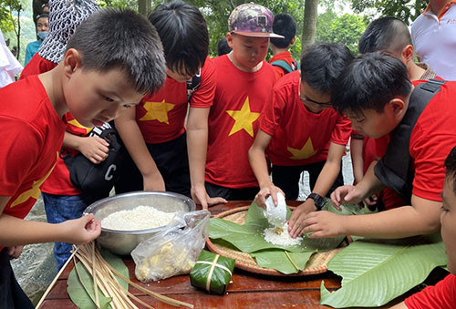 Ra mắt tour du lịch học đường "Hướng về nguồn cội" tại Đền Hùng
