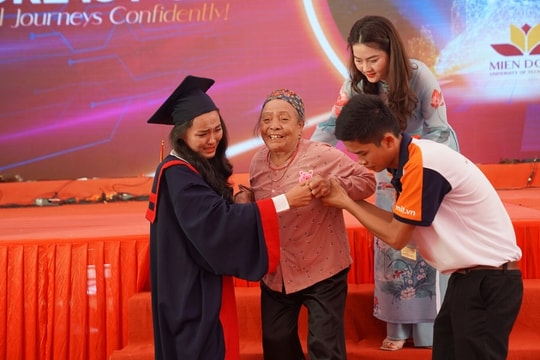 Xúc động hình ảnh bà nội 83 tuổi vượt gần 2.000km dự lễ tốt nghiệp của cháu gái