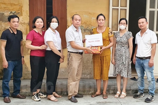 Falcon Vietnam Co Ltd's Trade Union presents over 43 million VND to fatally ill worker