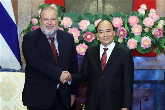 Vietnam always stands united with Cuba: President
