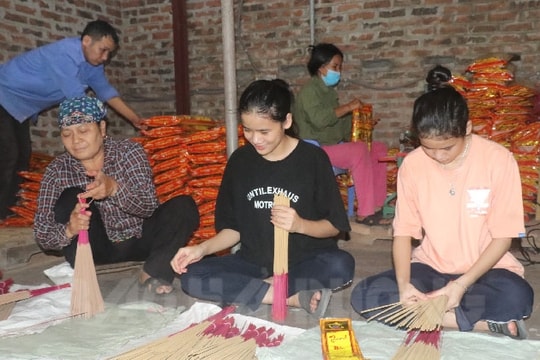 Chị em sinh đôi nhà nghèo cùng vào đại học