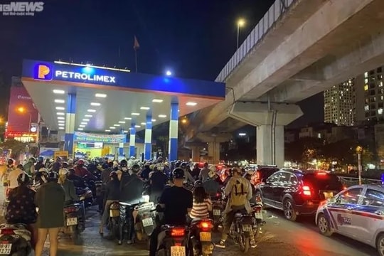 Người dân Hà Nội ùn ùn kéo nhau đi đổ xăng trong đêm