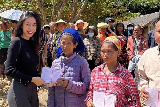 Ca sĩ Thủy Tiên tặng sổ tiết kiệm cho bà con vùng lũ ở Nghệ An