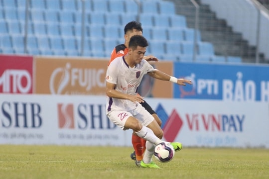 Tien Linh reaches milestone of 50 goals for Binh Duong