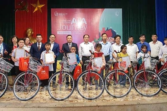 Bảo hiểm nhân thọ AIA Việt Nam trao tặng 30 xe đạp cho học sinh khó khăn